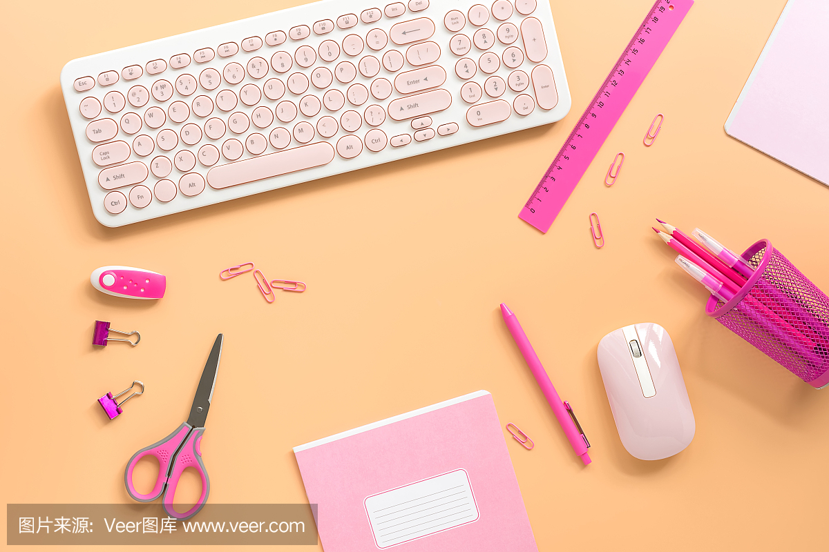 平躺,俯视图办公桌子书桌架。女性工作空间用电脑和文具以粉色为粉彩背景。顶视图,复制空间。